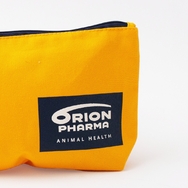 Kontrastowy suwak w kosmetyczce