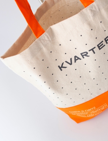 Mix materiałów i kolorów