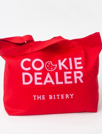 Czerwona torba bawełniana z białym nadrukiem sitodrukowym.